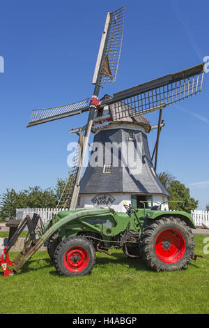 Werdumer Mühle in Werdum, Traktor, Harlingerland, Ostfriesland, Niedersachsen, Stockfoto