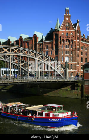 Starten Sie Boot auf Hafenrundfahrt auf dem Zollkanal unter die Brooksbrücke, Speicherstadt, Stockfoto