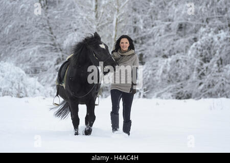 Teenager-Mädchen, Pferd, Arabo-Haflinger, Blei, frontal, Rückfahrkamera, Stockfoto