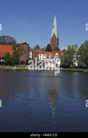 Deutschland, Schleswig - Holstein, Lübeck, Sankt-Aegidienkirche mit Krähe Teich und eine halbe defensive Wand, Stockfoto