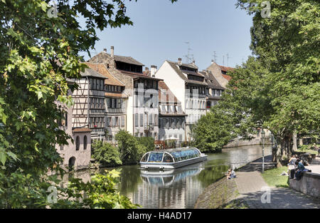 Frankreich, Elsass, Straßburg, Fluss Ill, Ufer, Boot, Person, Häuser, Bäume, Stockfoto