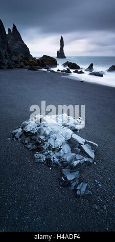 Island, Vik, Reynisdrangar, Felsnadeln, Meer, Atlantik, Küste, Stockfoto