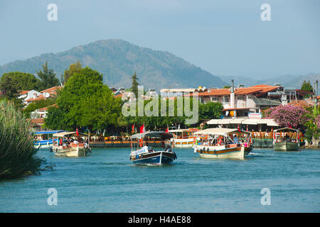 Türkei, Provinz Mugla, Dalyan, Boote im Kanal, Stockfoto