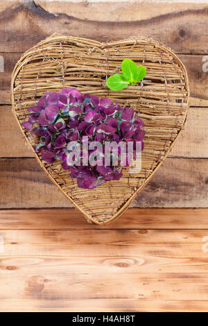 Geflochtene Herzen, hergestellt aus natürlichen Material, Hortensie Stockfoto