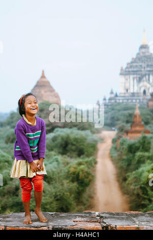 Burmesische Mädchen lächelnd in Bagan, Myanmar Stockfoto