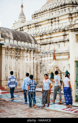 Frau in einer Gruppe von Menschen besuchen einen Tempel in Bagan, Myanmar Stockfoto