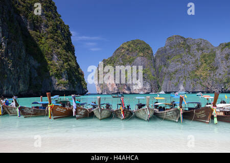 Longtail-Boote am Strand, Maya Bay auf Koh Phi Phi Leh, Thailand, Andamanen See, Stockfoto