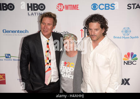 Shannen Doherty und Ehemann Kurt Iswarienko (R) Teilnahme an Stand Up zum Krebs 2016 roten Teppich in der Disney Hall in Los Angeles, Kalifornien. Stockfoto