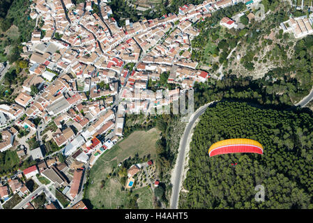 Andalusien, El Bosque, Dorf, Bergdorf, Luftbild, weißes Dorf, Gleitschirm, Gleitschirmfliegen, Stadtzentrum, Provinz Cadiz, Spanien Stockfoto