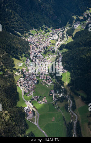 Canazei, Val di Fassa, Dolomiten, Bergdorf, Kabel Auto, Italien, Landschaft, Luftbild Stockfoto