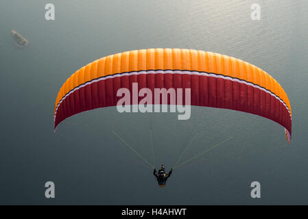 Gleitschirm, Luftfahrt, Paragliding, Lago di Garda, Malcesine, Veneto, Italien, Herbst, Luft Bild, Entspannung, Urlaub Stockfoto