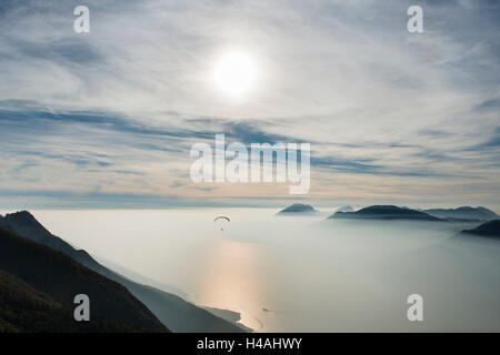 Gleitschirm, Luftfahrt, Paragliding, Gardasee, Monte Baldo, Malcesine, Veneto, Italien, Herbst, Luft Bild, Entspannung, Urlaub Stockfoto