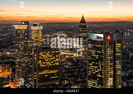 Frankfurt am Main, Hessen, Deutschland, Skyline bei Sonnenuntergang mit Blick auf das Bankenviertel in Richtung Taunus Stockfoto
