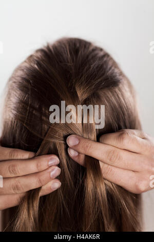 Anweisungen geflochtene Frisur Zopf Rückansicht Schritt 1 von 2 Stockfoto