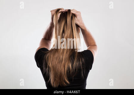 Anweisungen geflochtene Frisur Zopf Rückansicht Schritt 1 von 2 Stockfoto