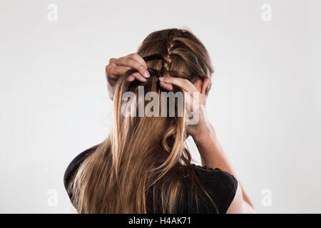 Anweisungen geflochtene Frisur Zopf Rückansicht Schritt 2 von 2 Stockfoto