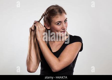 Anweisungen geflochtene Frisur mit Brötchen Schritt 2 von 3 Stockfoto
