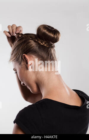 Anweisungen geflochtene Frisur mit Brötchen-Schritt 3 von 3 Stockfoto