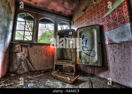 alten Kühlschrank in einem verlassenen Raum in Beelitz Stockfoto