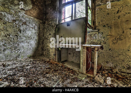 alten Kühlschrank in einem verlassenen Raum in Beelitz Stockfoto