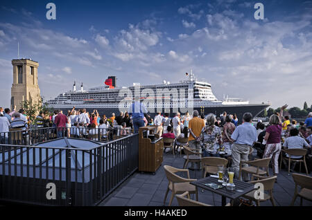 Deutschland, Hamburg, Elbe, Hafen, Landungsbrücken, Queen Mary 2, Stockfoto