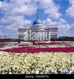 Kasachstan, Astana, Ak Orda Präsidentenpalast, Blumen, Struktur, Gebäude, Sehenswürdigkeit, außen, Regierungsgebäude, Präsidentenpalast, Blumen, rosa, weiß, Stockfoto