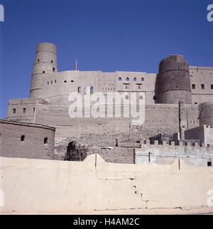 Oman, Bahla, Festung, außen, UNESCO-Weltkulturerbe, Tourist, Person, Himmel, blau, Struktur, des Königs Stadt, Stadtmauer, Wadi, Turm, Ort von Interesse, Tourismus, Mauern, Stockfoto