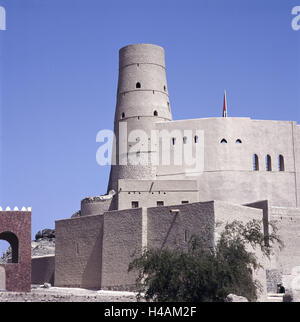 Oman, Bahla, Festung, außen, UNESCO-Weltkulturerbe, Tourist, Person, Himmel, blau, Struktur, des Königs Stadt, Stadtmauer, Wadi, Turm, Ort von Interesse, Tourismus, Mauern, Stockfoto