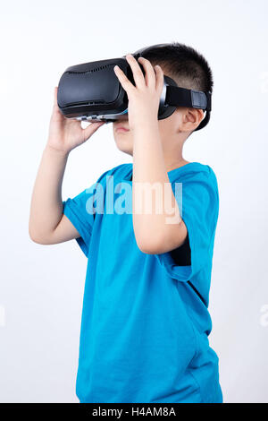 Asiatische chinesische Little Boy tragen Virtual-Reality-Brille in isolierten weißen Hintergrund. Stockfoto