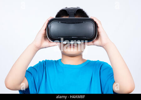 Asiatische chinesische kleiner Junge mit Virtual-Reality-Brille Stockfoto