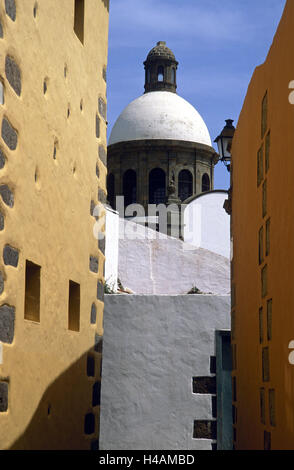 Spanien, Kanarische Inseln, Korn, Canaria, Agüimes, Lane, Iglesia de San Sebastian, Häuser, die Kanarischen Inseln, Inselgruppe, Insel, lokale Ansicht, Hauswände, Gebäude, Kirche, Kirche, Dom, Kirchenkuppel, Basilika, Struktur, historisch, platzieren Sie Sehenswürdigkeiten, Kultur, bunt, bunt, Architektur, Stockfoto