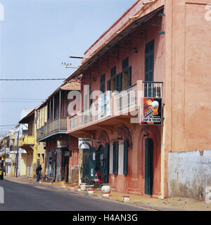 Senegal, Saint-Louis, Blick auf die Stadt, Straßenszene, Afrika, West, Afrika, Saint Louis, Stadt, Ndar, Stadtzentrum, Häuser, Kolonialstil, dilapidatedly, bars, Restaurants, Geschäfte, Läden, Menschen, Senegalesen, dunkelhäutige, Armut, Stockfoto