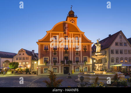 Deutschland, Bayern, Oberbayern, Naturpark Altmühltal, Eichstätt, Abendstimmung auf dem Marktplatz mit Rathaus und Willibald Brunnen, Stockfoto