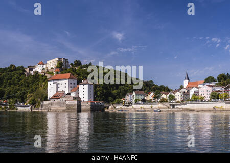 Deutschland, Bayern, Niederbayern, Donau-Inn, Passau, Donau und Mündung des Flusses IIz mit Veste Oberhaus, Veste Niederhaus und Ilzstadt, Stockfoto