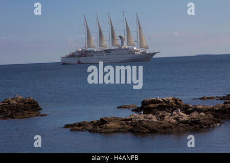 Wind-Surf, gesehen hier Segeln in den Hafen von Gudhjem auf der dänischen Insel Bornholm, verfügt über einen sehr geringen Tiefgang. Stockfoto