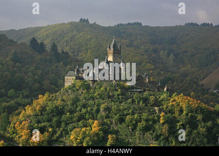 Die Kaiserburg in der Nähe von Cochem an der Mosel im diffusen Licht an einem Herbsttag Stockfoto