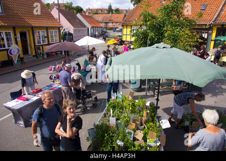 Samstagsmarkt in den küstennahen Dorf Svaneke auf der dänischen Insel Bornholm. Stockfoto