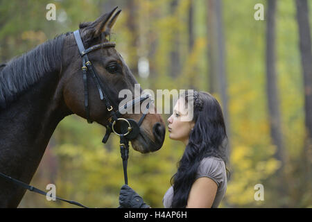 Teenager-Mädchen, Pferd, Bayerisches Warmblut, stehend, küssen, Seitenansicht, Stockfoto