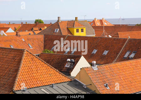 Bunten Ziegeldach Häuser und Geschäfte prägen die Küsten Dorf Svaneke auf der dänischen Insel Bornholm. Stockfoto