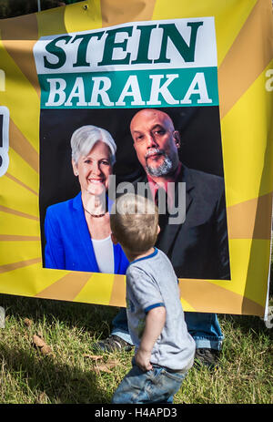 San Francisco, Vereinigte Staaten von Amerika. 9. Oktober 2016. Eine junge grüne Partei Demonstrant außerhalb der Debatte-Arena an der University of Washington in St. Louis. © Michael Nigro/Pacific Press/Alamy Live-Nachrichten Stockfoto