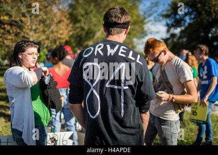 San Francisco, Vereinigte Staaten von Amerika. 9. Oktober 2016. Grüne Partei Demonstranten außerhalb der Debatte-Arena an der University of Washington in St. Louis. © Michael Nigro/Pacific Press/Alamy Live-Nachrichten Stockfoto