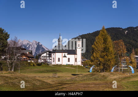 Österreich, Tirol, Seefelder Sattel, Seefeld, Seekirchl im Herbst gegen nördlichen Karwendel-Bereich, Stockfoto