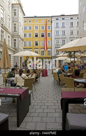 Cafe vor der Geburt Haus Mozart in Salzburg, Österreich Stockfoto