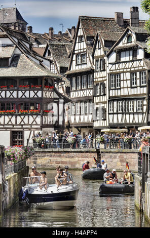 Frankreich, Elsass, Straßburg, Altstadt, Fluss Ill, Schleuse, Stiefel, Menschen, Stockfoto