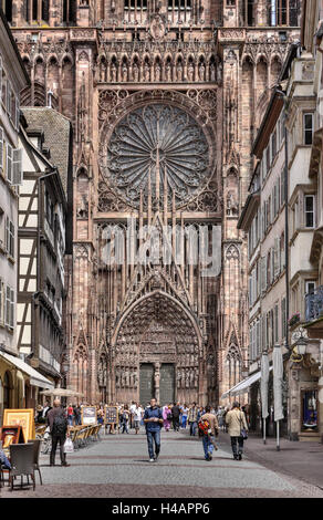 Frankreich, Elsass, Straßburg, Fußgänger vor Straßburger Münster, Stockfoto