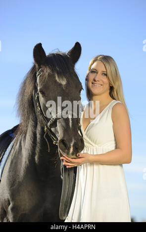 Teenager-Mädchen, Pferd, Arabo-Haflinger, Porträt, Ständer, Kamera, frontal anzeigen, Stockfoto