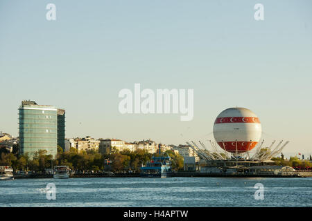 Türkei, Istanbul, Kadiköy, Blick auf die Teil-Stadt Kadiköy, das Hotel Doubletree by Hilton Istanbul Moda Hotel auf der linken Seite und eines Ballons für eine Fahrt mit dem Heißluftballon in das Seil oberhalb der Anlegestelle Kadıköy, Stockfoto