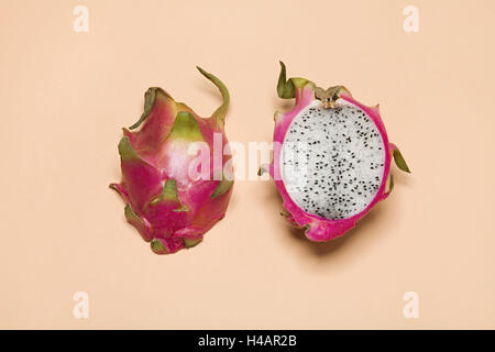 Halbierte Pitahaya Stockfoto