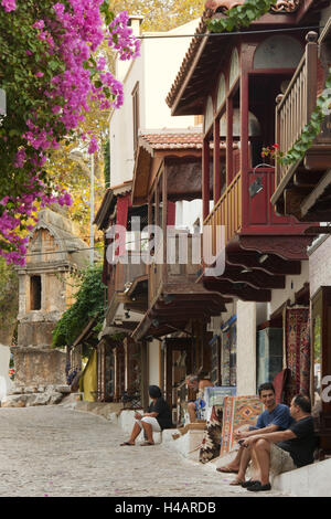 Türkei, Provinz Antalya, Kas, schmale Gasse mit historischen griechischen Häusern, Weg, um den Hyposorion Sarkophag, Stockfoto