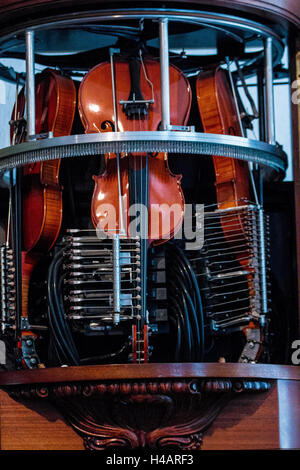 Violinen im Fall Siegfried mechanische Musical Instrument Museum, Rüdesheim, Rheinschlucht, Deutschland, Europa Stockfoto